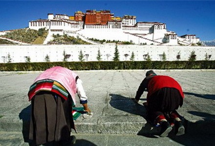 Nhất bộ nhất bái của người Tây Tạng - ảnh: Zing
